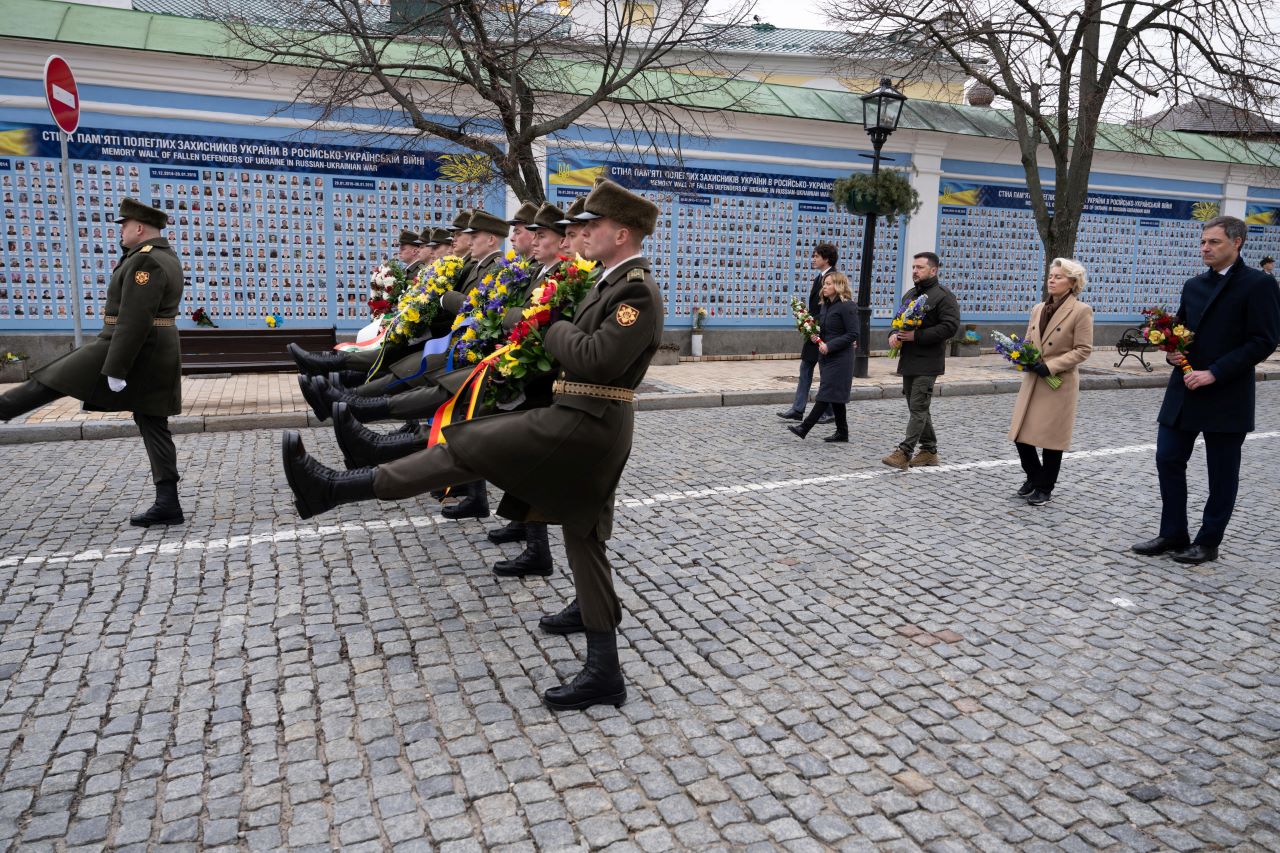 <p>Лидерите на страните от Г-7 заявиха днес, че ще подкрепят Украйна толкова дълго време, колкото е необходимо и че ще търсят начини, по които могат да накарат Русия да плати за вредите, които е причинила с нахлуването си на украинска територия, предаде Ройтерс.</p>