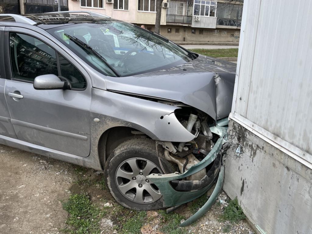 Лек автомобил е катастрофирал в сграда на пицария в Горна Оряховица