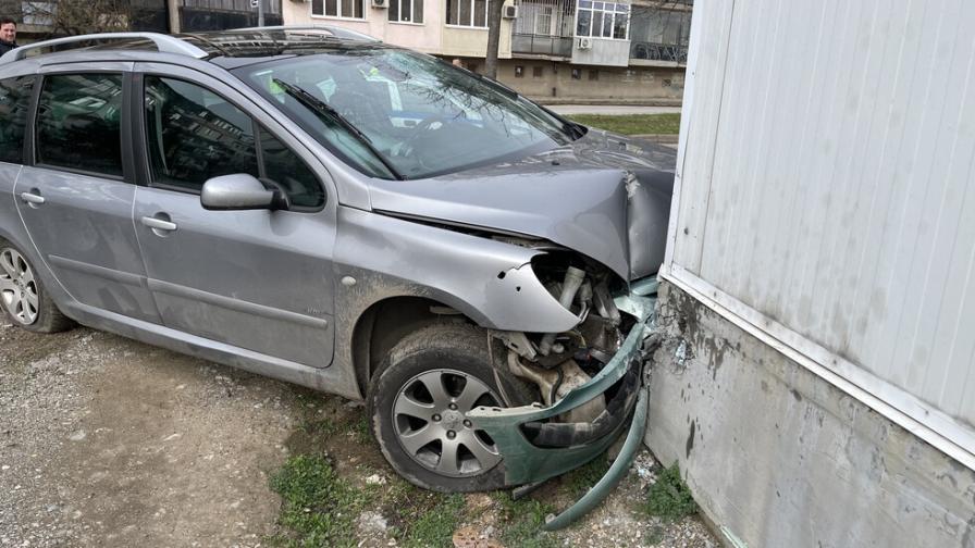 Автомобил се заби в заведение в Горна Оряховица, издирват шофьора