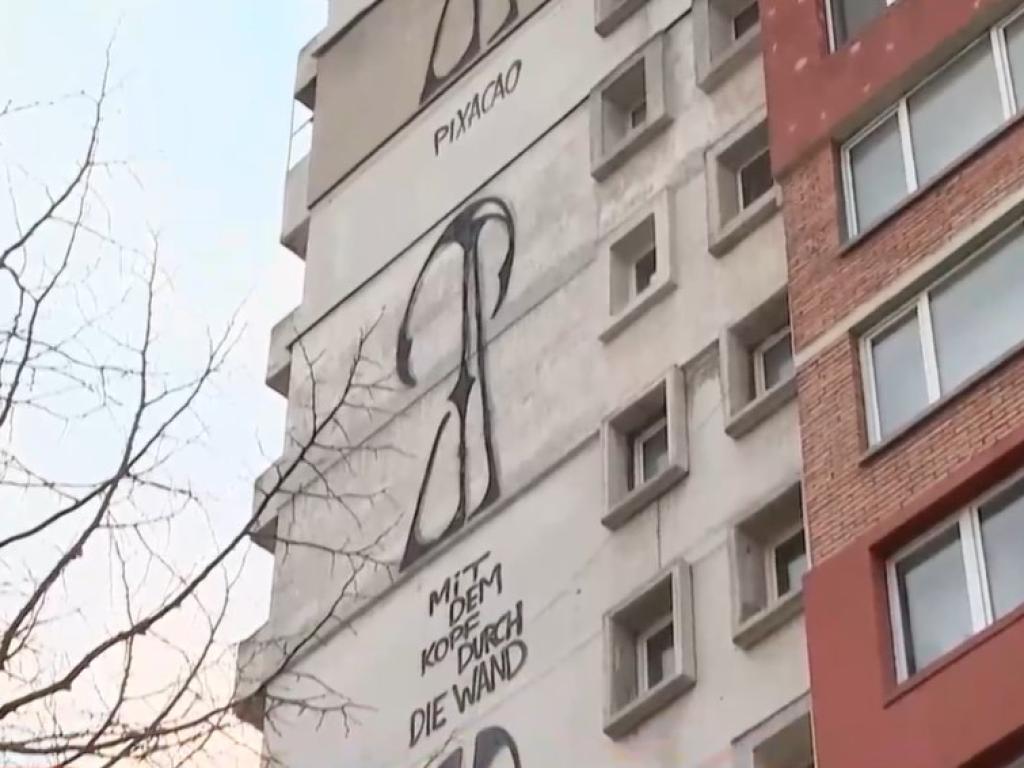 Мистериозни графити се появиха върху фасадите на жилищни блокове в софийските