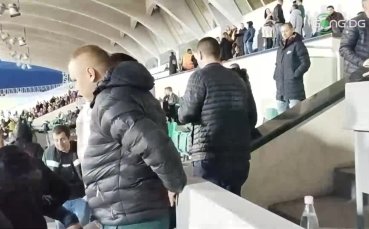 Нападателят на ЦСКА Фернандо Каранга се снима с фенове на