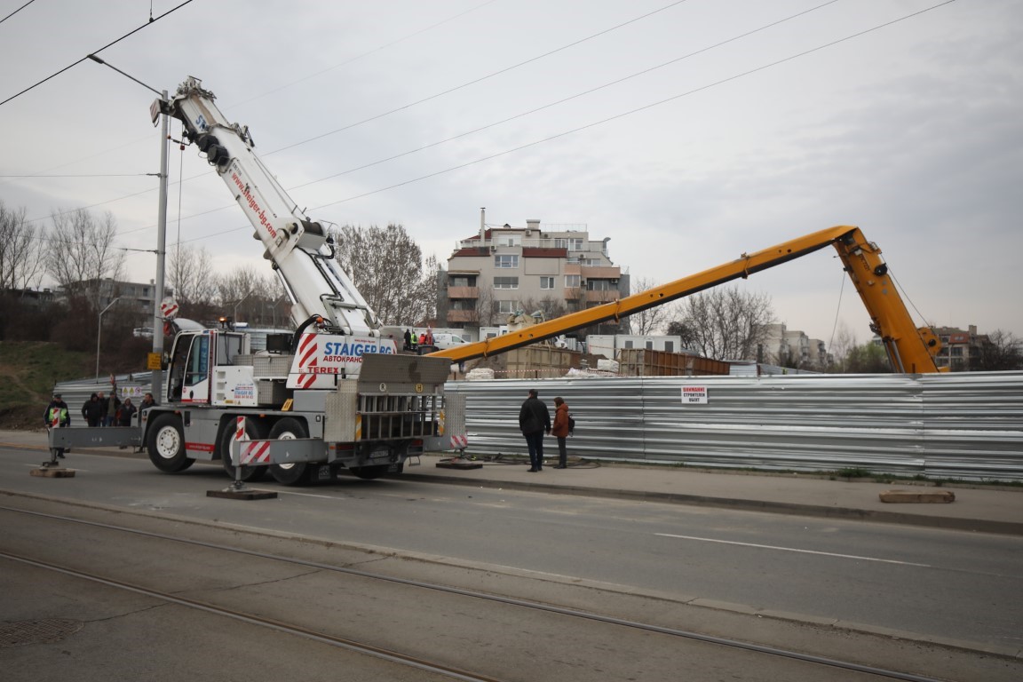 <p>Кран падна на строежа на метрото.</p>