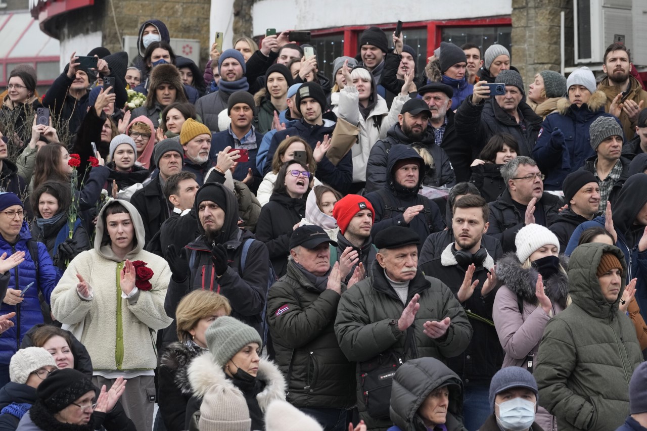 <p>Роднини и поддръжници на Алексей Навални се сбогуват с опозиционния лидер в Москва.</p>