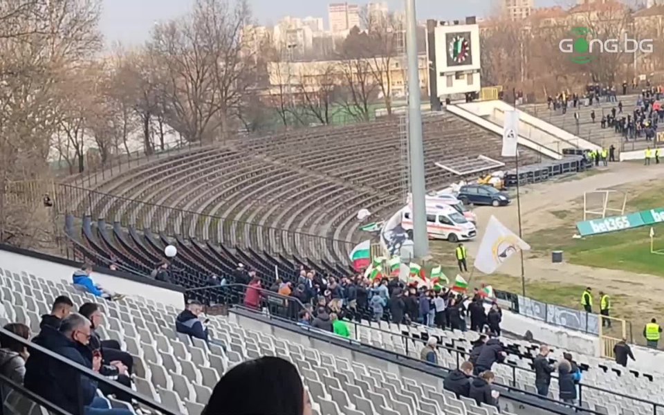 Феновете на Славия с хореография по случай 3-и март. Белите