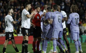 Бесни и яростни: играчи на Реал Мадрид счупили камера, ударили охранител