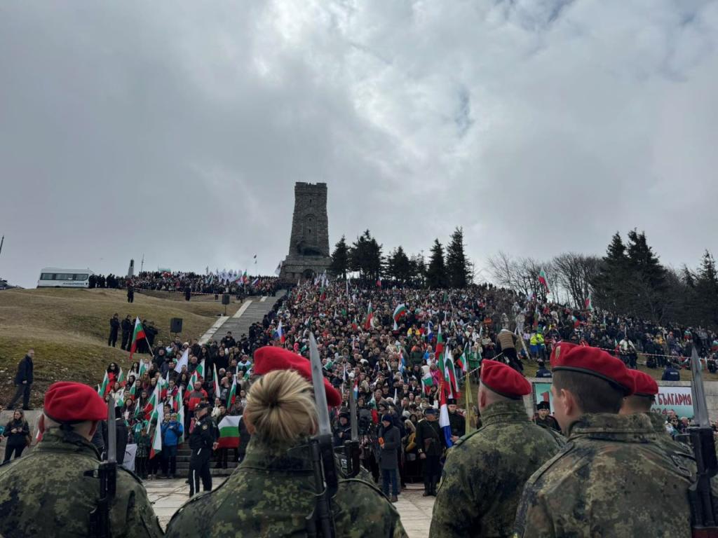 Десетки хиляди българи се събраха край Паметника на свободата по