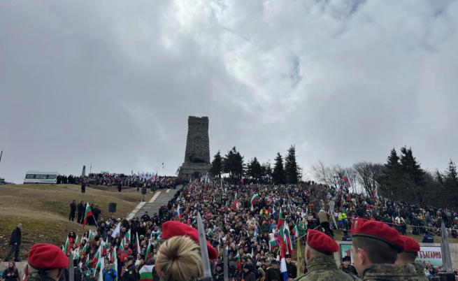 На връх Шипка: Хиляди българи отбелязаха националния празник 3 март (СНИМКИ/ВИДЕО)
