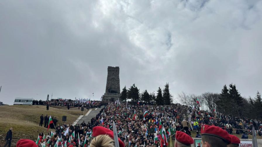 На връх Шипка: Хиляди българи отбелязаха националния празник 3 март (СНИМКИ/ВИДЕО)