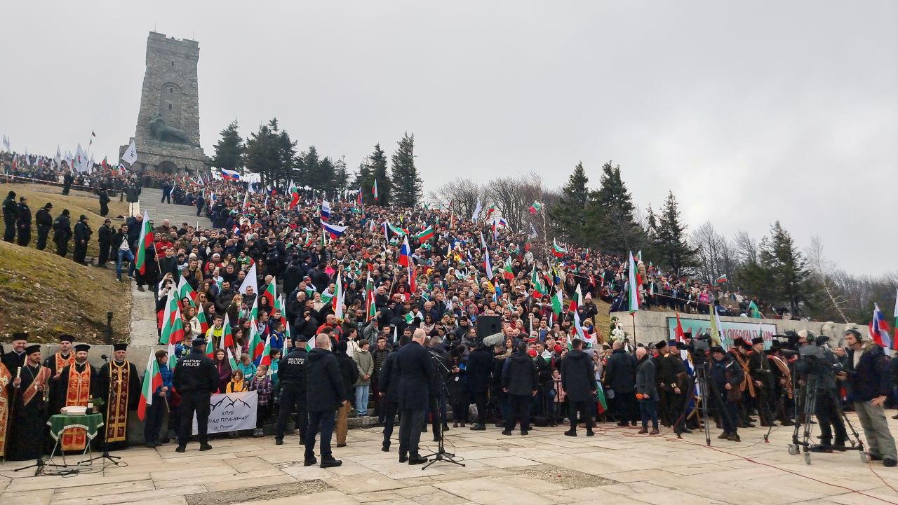 <p>Десетки хиляди българи се събраха край Паметника на свободата по повод отбелязването на националния празник на България и 146-ата годишнина от Освобождението на страната ни.</p>