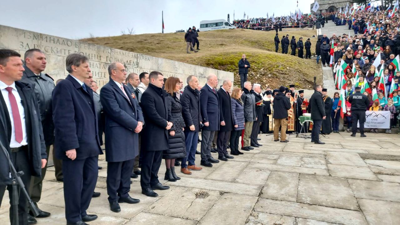 <p>Десетки хиляди българи се събраха край Паметника на свободата по повод отбелязването на националния празник на България и 146-ата годишнина от Освобождението на страната ни.</p>