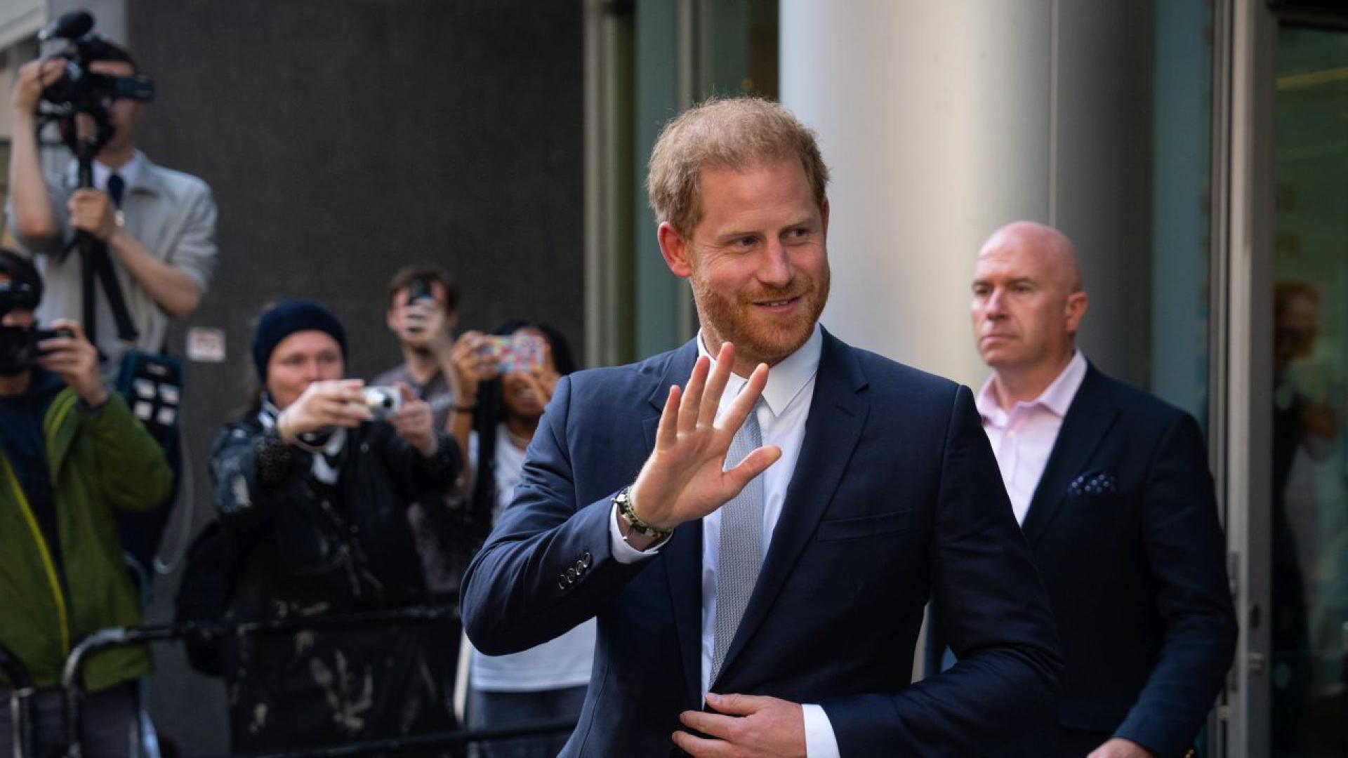 Принц Хари пристигна изненадващо в Киев след покана от украинското