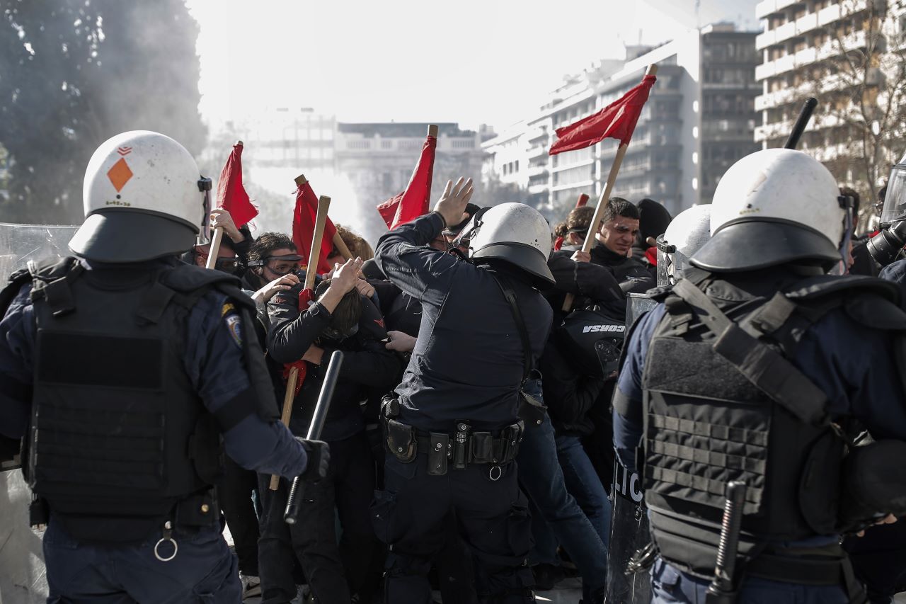 <p>Сблъсъци между протестиращи и полицията избухнаха в гръцката столица Атина. Пред сградата на парламент на площад &quot;Синтагма&quot; демонстранти са хвърляли коктейли Молотов срещу полицията, а поне 10 души са били задържани, предаде ЕРТ.</p>