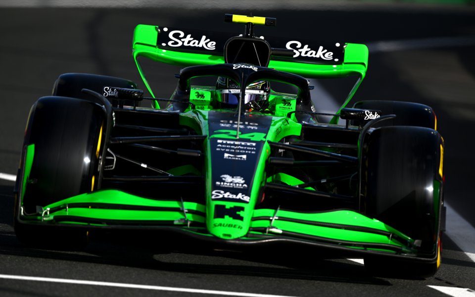 Китайският пилот на Заубер Гуаню Джоу получи право да участва