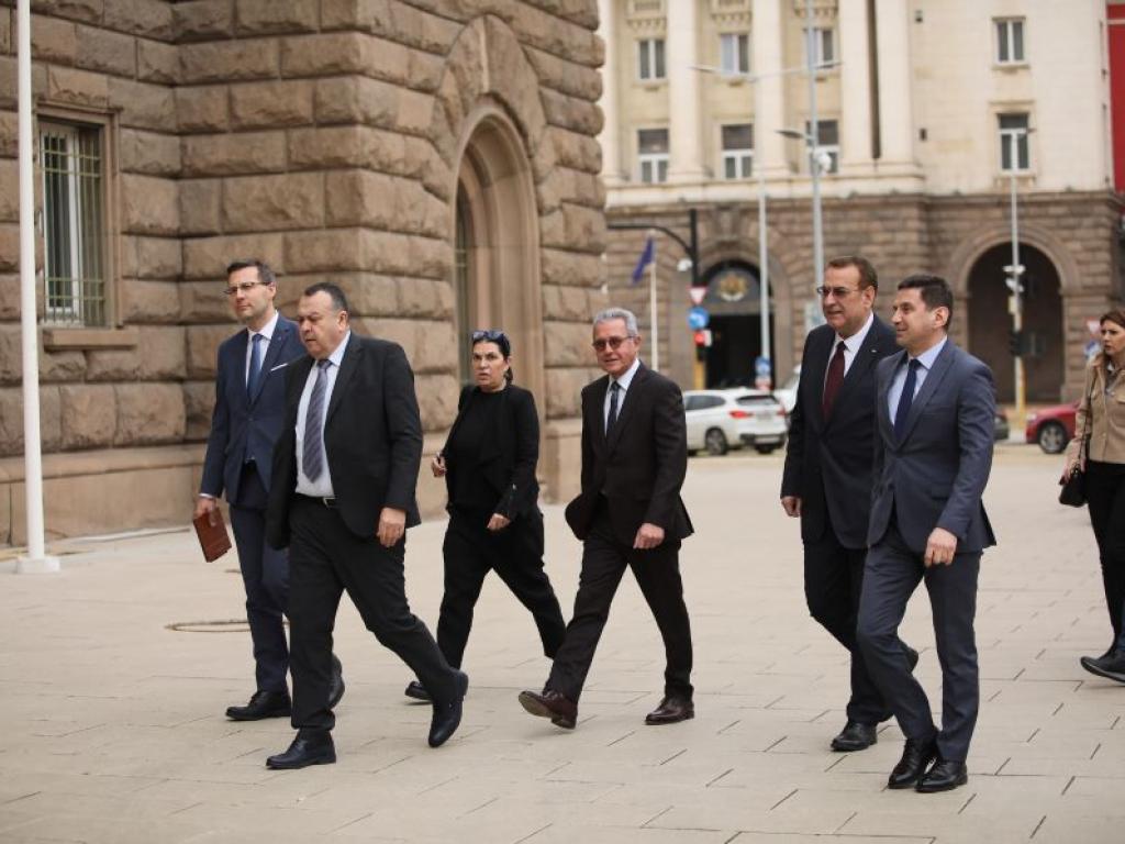Държавният глава Румен Радев започна консултациите с представители на парламентарните
