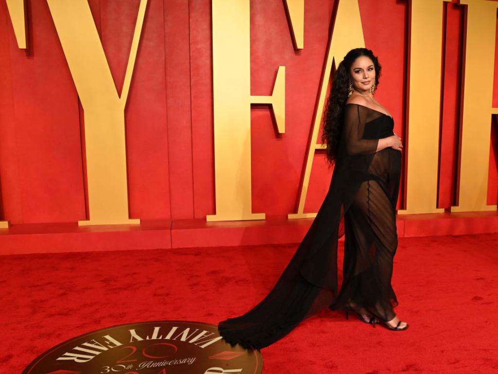 Ванеса Хъджинс дефилира по червения килим на наградите Оскар и
