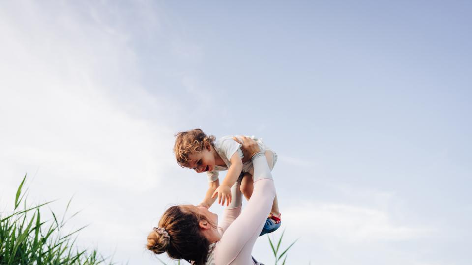 Около 40%, или 2-ма от всеки 5 родители или хора,