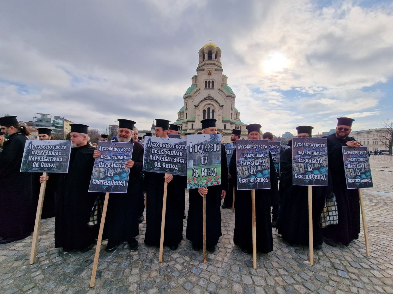 <p>Свещеници на протест пред Светия Синод заради избора на нов митрополит на Сливен</p>