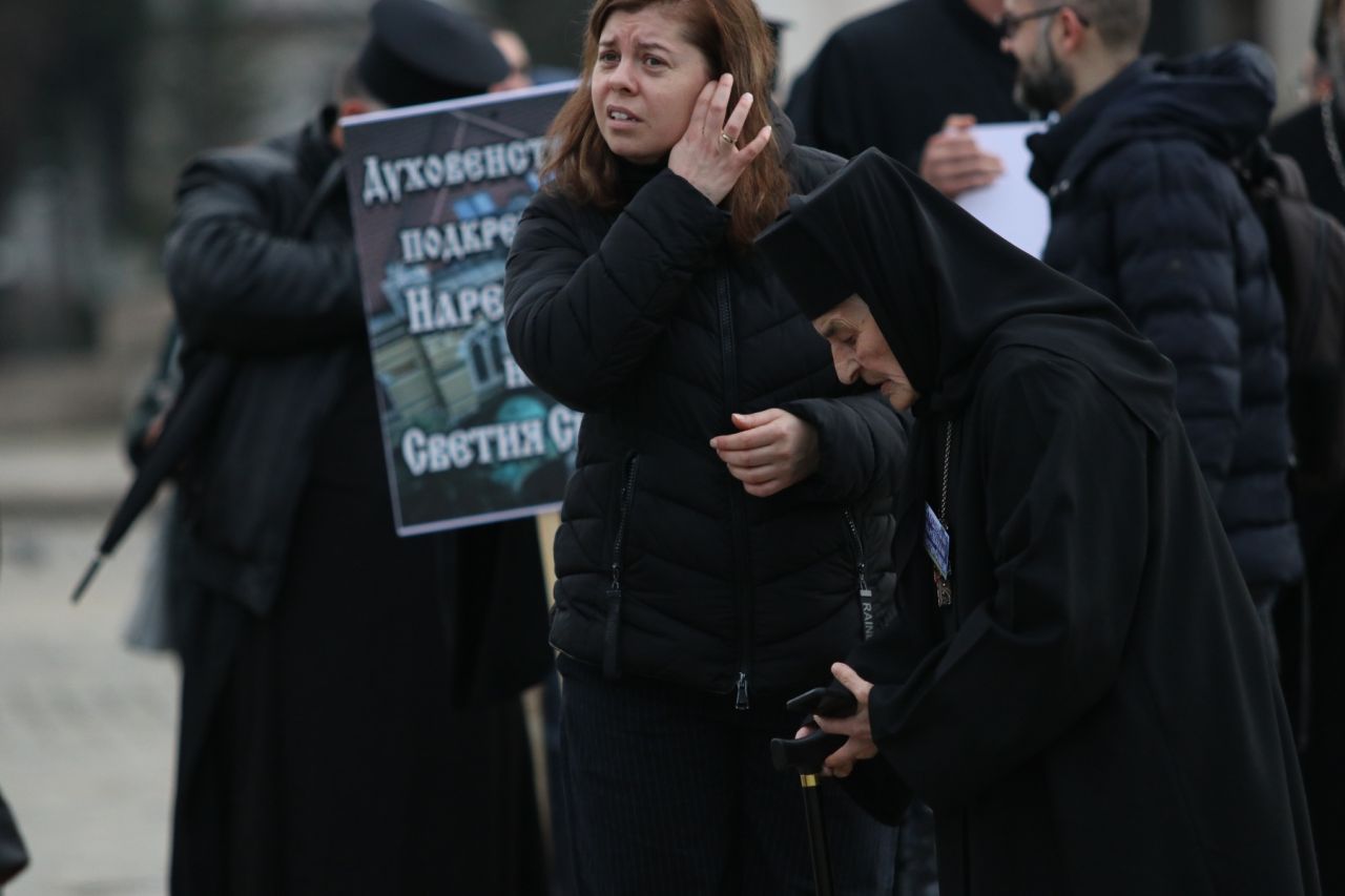 <p>Свещеници на протест пред Светия Синод заради избора на нов митрополит на Сливен</p>