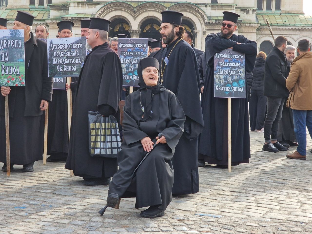 <p>Свещеници на протест пред Светия Синод заради избора на нов митрополит на Сливен</p>