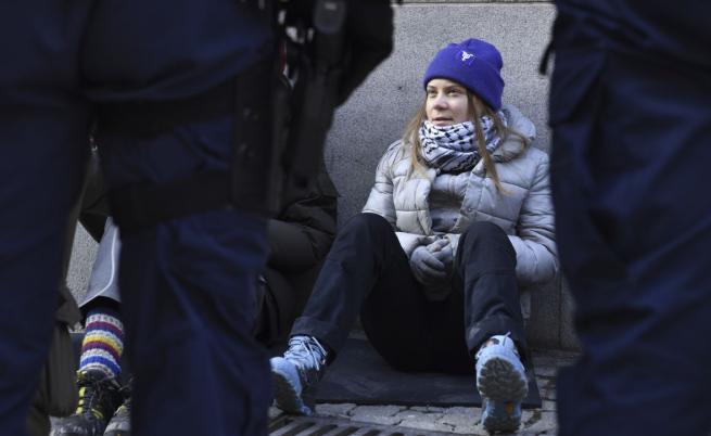 Двама полицаи извлякоха Грета Тунберг, блокирала входа на парламента в Швеция