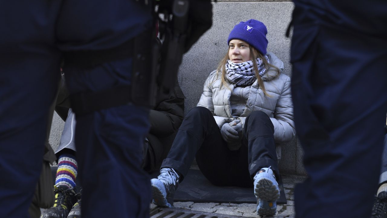 <p>Шведската полиция принудително отстрани екоактивистката Грета Тунберг</p>