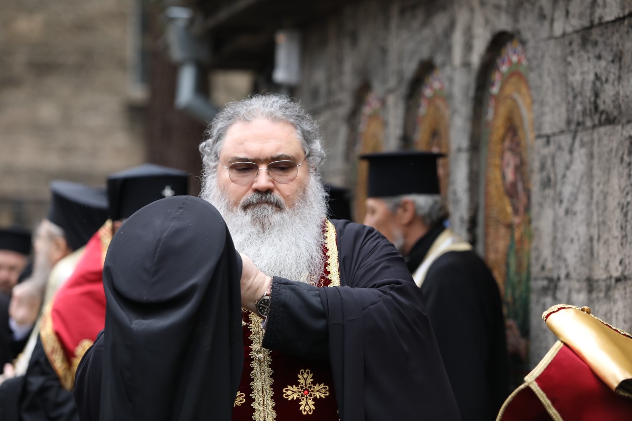 <p>Пред тленните останки на патриарха първо ще могат да се поклонят духовници, членовете на Светия Синод, а след това такава възможност би трябвало да имат и миряните.</p>