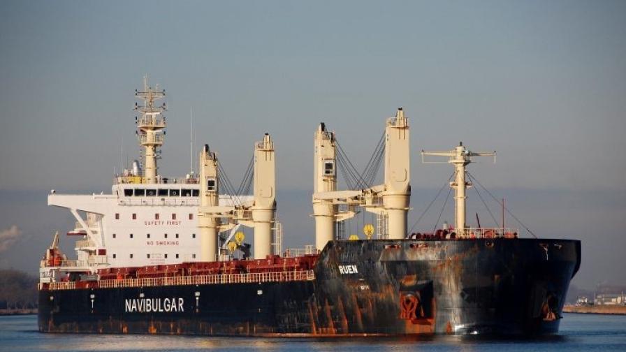 Похитеният български кораб "Руен", засечен край Сомалия