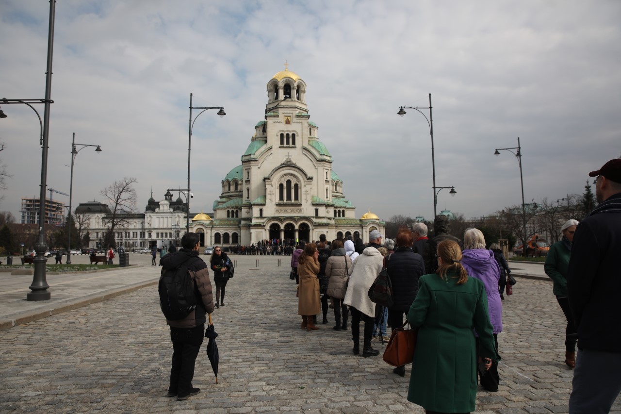 Тленните останки на Негово Светейшество българския патриарх и Софийски митрополит Неофит са изложени вече за поклонение в патриаршеската катедрала "Св. Александър Невски", а погребението му ще е на 16 март.