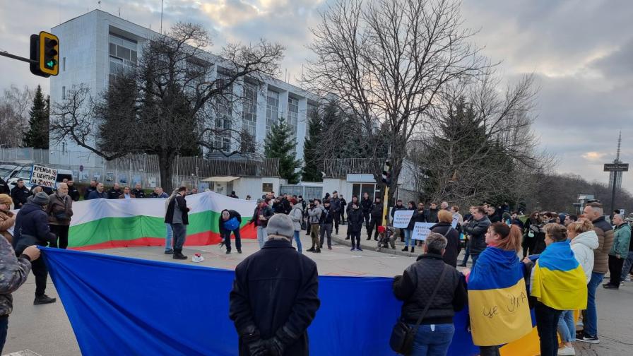 "Изборите под дулото на оръжие са незаконни": Протест до руското посолство в София