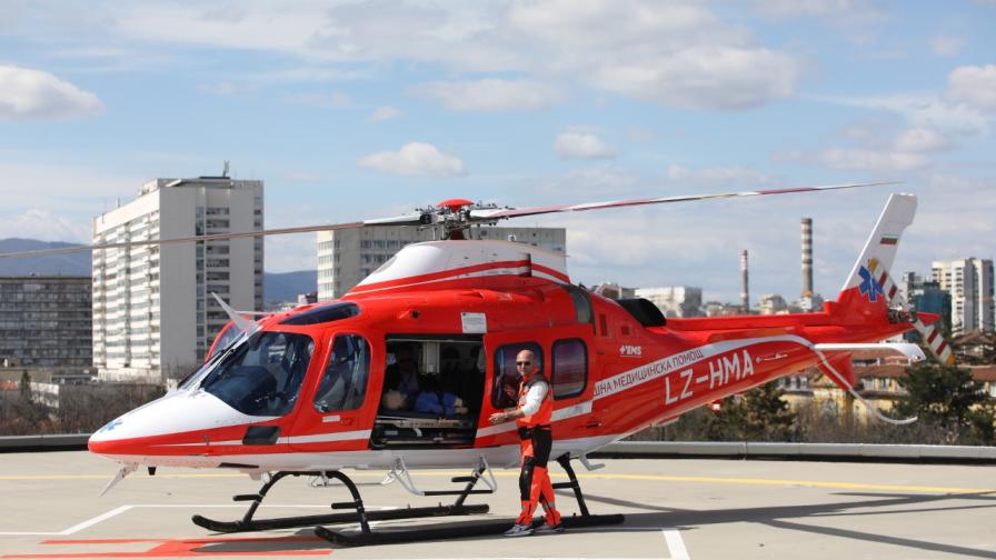 Хеликоптерът за оказване на спешна помощ кацна успешно на площадката на „Света Екатерина“