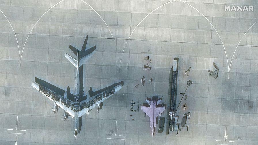 Сателитна снимка на бомбардировач Ту-95 на пистата в руската военновъздушна база "Енгелс"