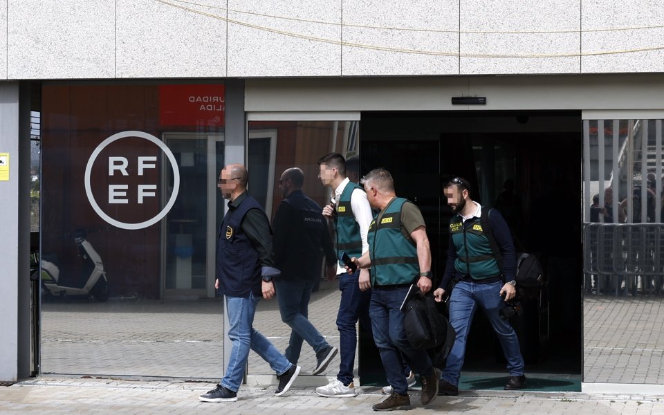 Полицията нахлу в офисите на Испанската футболна федерация по разследване за корупция, 20.03.2024 г.