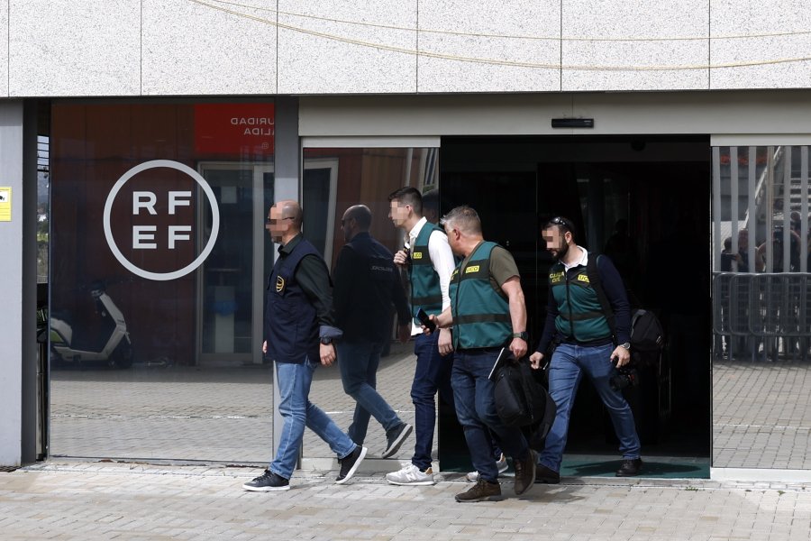 Полицията нахлу в офисите на Испанската футболна федерация по разследване1