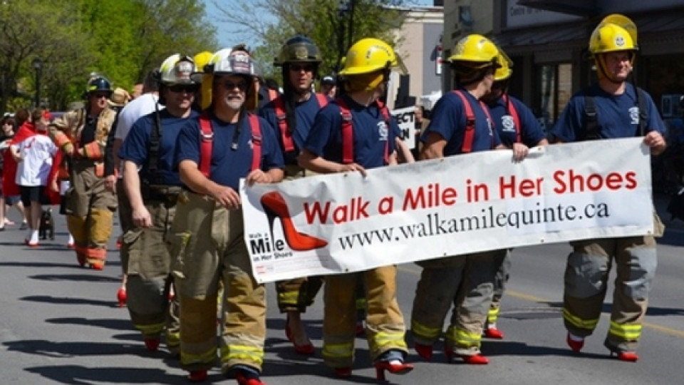 Кадър от инициативата "Извърви километър в нейните обувки", проведена в Канада през май 2012 г.