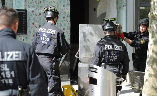 Полицията в Германия застреля мъж, въоръжен с хладно оръжие