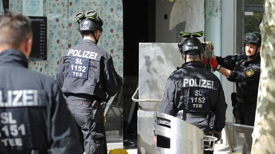 <p>Полицай застреля въоръжен с хладно оръжие мъж в Германия</p>