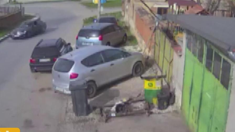 Пиян и с бясна скорост: Шофьор помете ограда на къща в Плевенско (ВИДЕО)