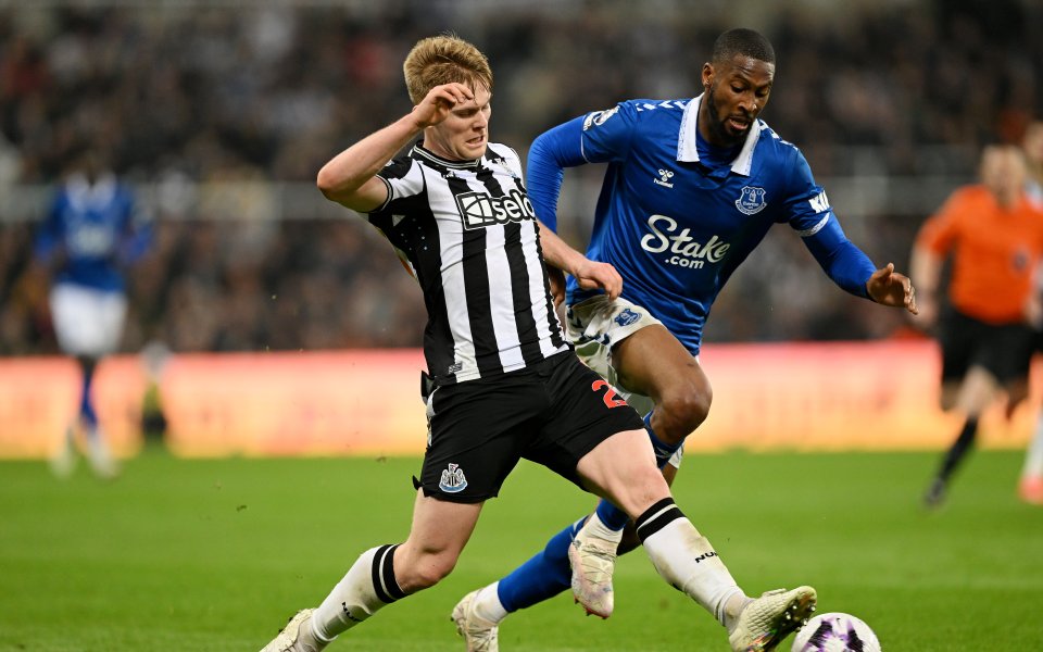 Нюкасъл и Евертън завършиха наравно 1:1 в мач от междинния