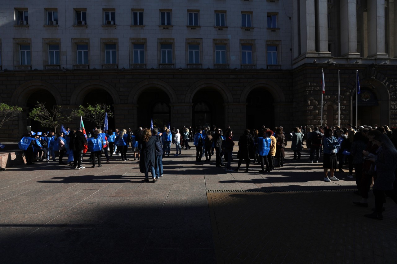 <p>Граждани се събраха пред Министерския съвет на протест за преодоляване на диспропорциите във възнагражденията в държавната администрация</p>
