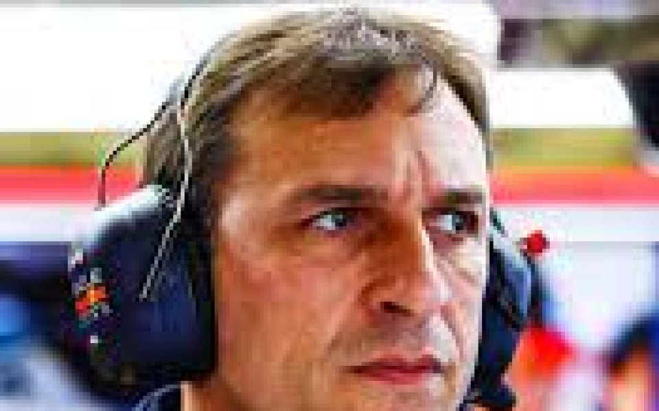Мерцедес се опитва да привлече техническия директор на Ред Бул