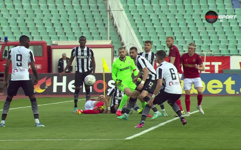 След центриране отляво, двама играчи на Локо Пд не успяха