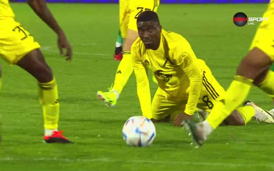 Пет минути преди края на първото полувреме на дербито между