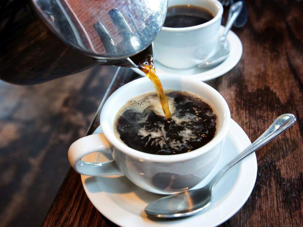 Кафето съдържа кофеин който стимулира мозъка и нервната ни система
