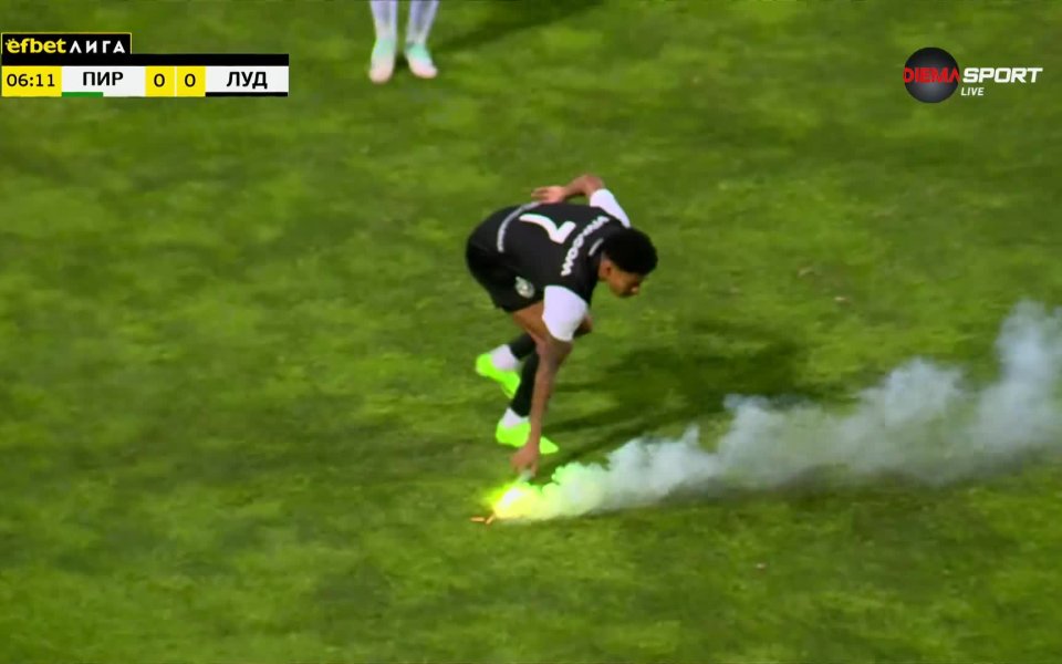 Още в самото начало на двубоя между Пирин Благоевград и