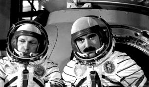 Първият български космонавт Георги Иванов (вдясно)