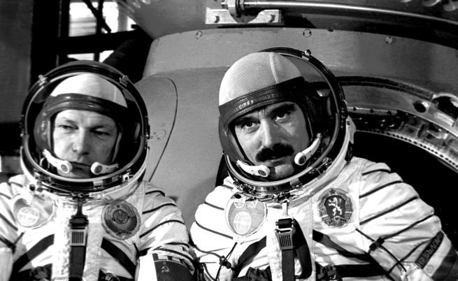 Първият български космонавт Георги Иванов (вдясно)