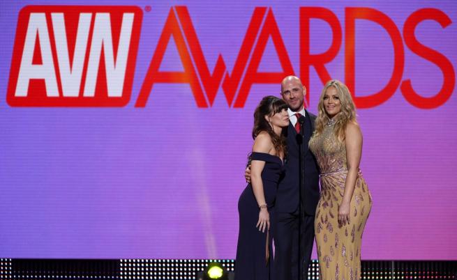  Джони Синс с две новопостъпили в НАСА девойки. 