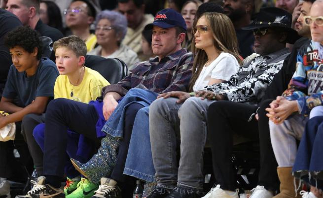  И Серафина Афлек, към този момент като Фин на баскетболен мач от НБА (вляво). 