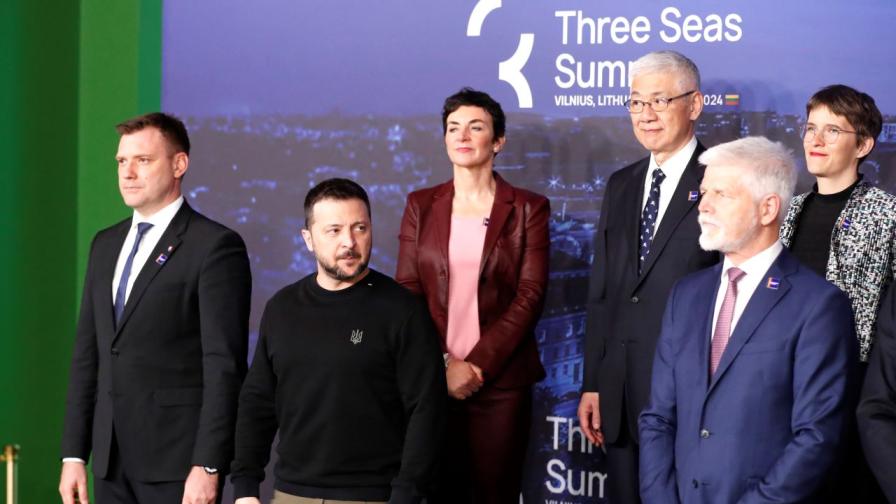 Украинският президент Володимир Зеленски (втори отляво на преден план) на форума на Инициативата "Три морета".