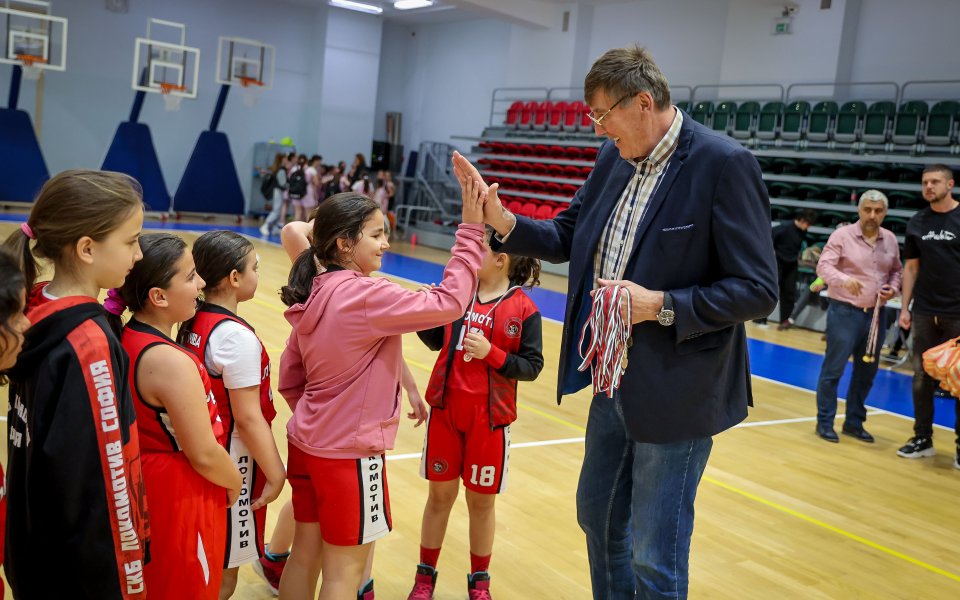 Министър Георги Глушков награди участниците в детски баскетболен турнир